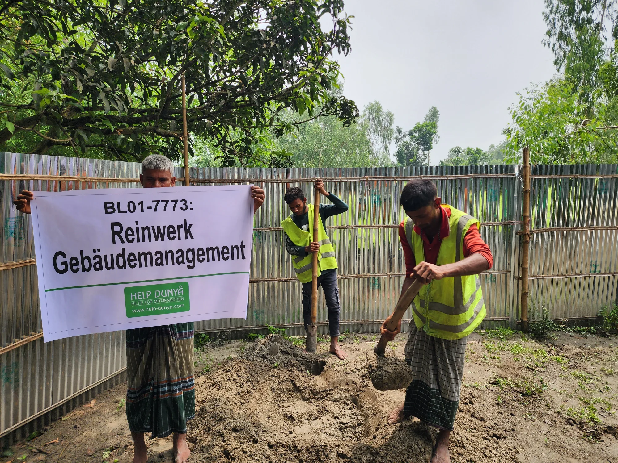 Schild mit Reinwerk Gebäudemanagement am Brunnenbauprojekt in Bangladesch