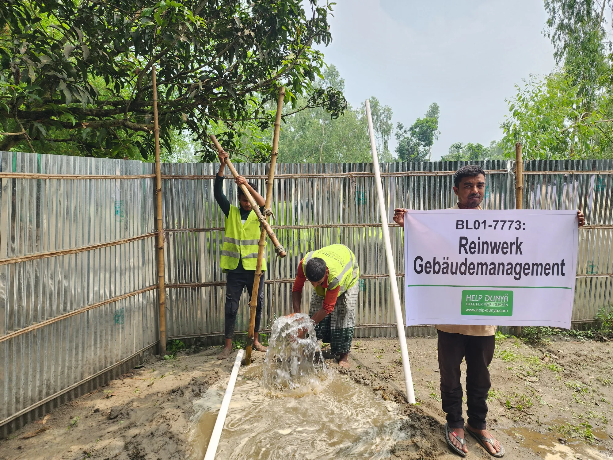 Arbeiten am Brunnenfundament in Bangladesch