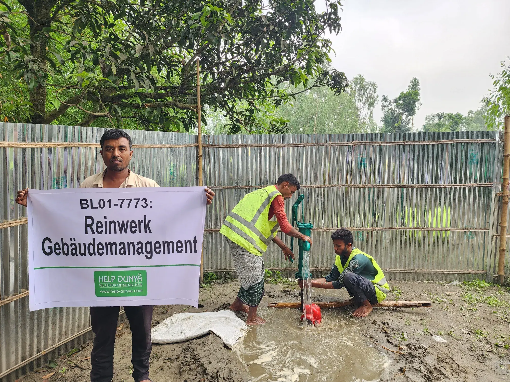 Menschen arbeiten am Brunnenstandort in Bangladesch
