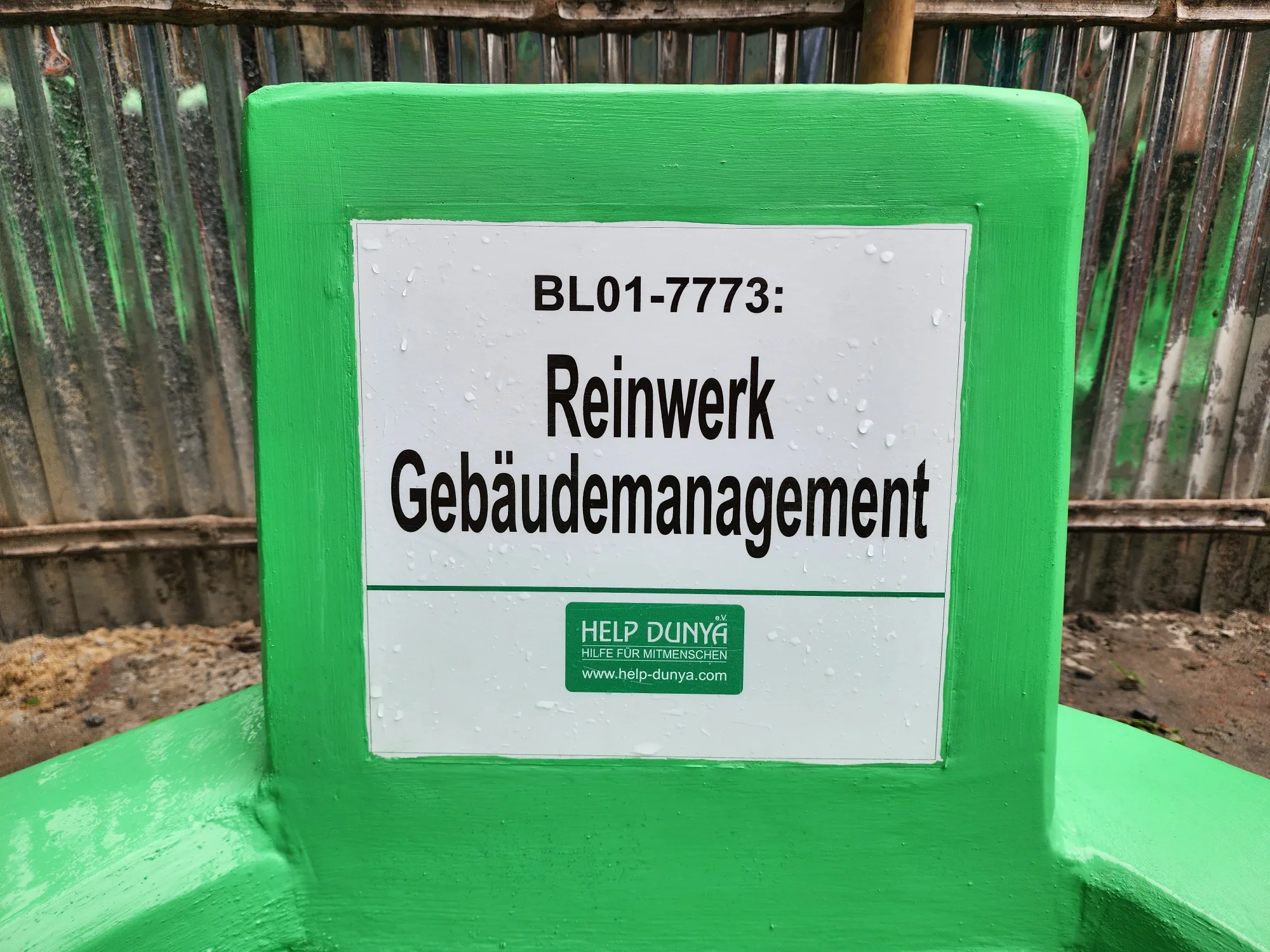 Detailaufnahme des fertigen Brunnenblocks mit Reinwerk Beschriftung