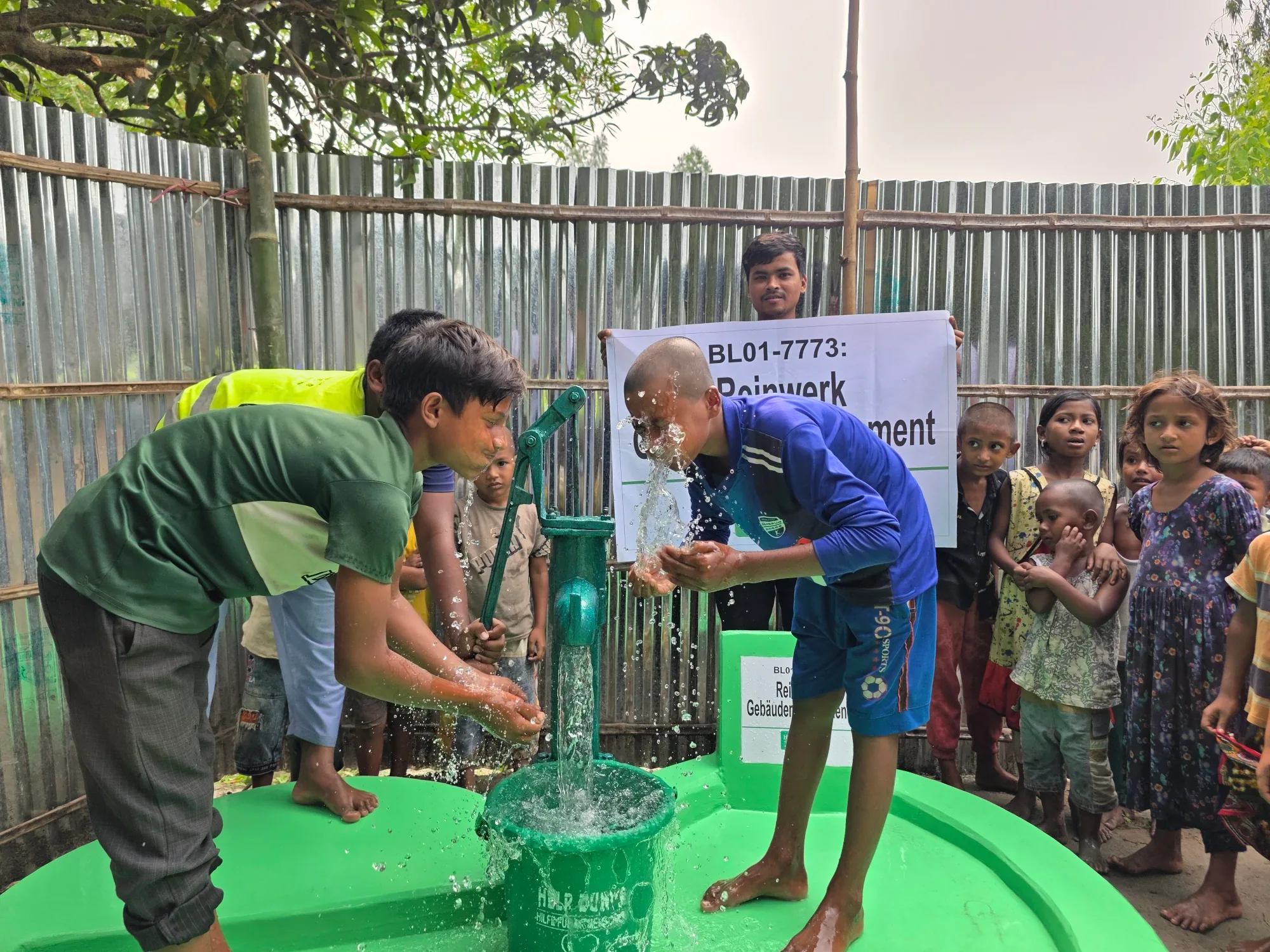 Jugendliche und Kinder am Reinwerk Brunnen in Bangladesch