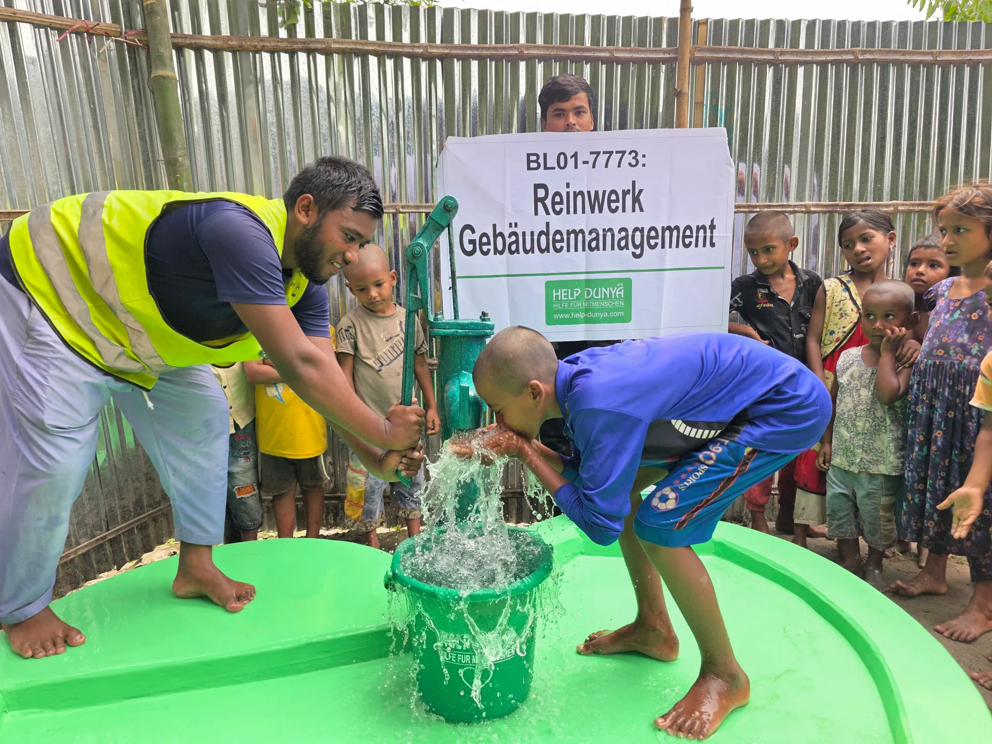 Menschen versammeln sich am neuen Brunnen in Bangladesch