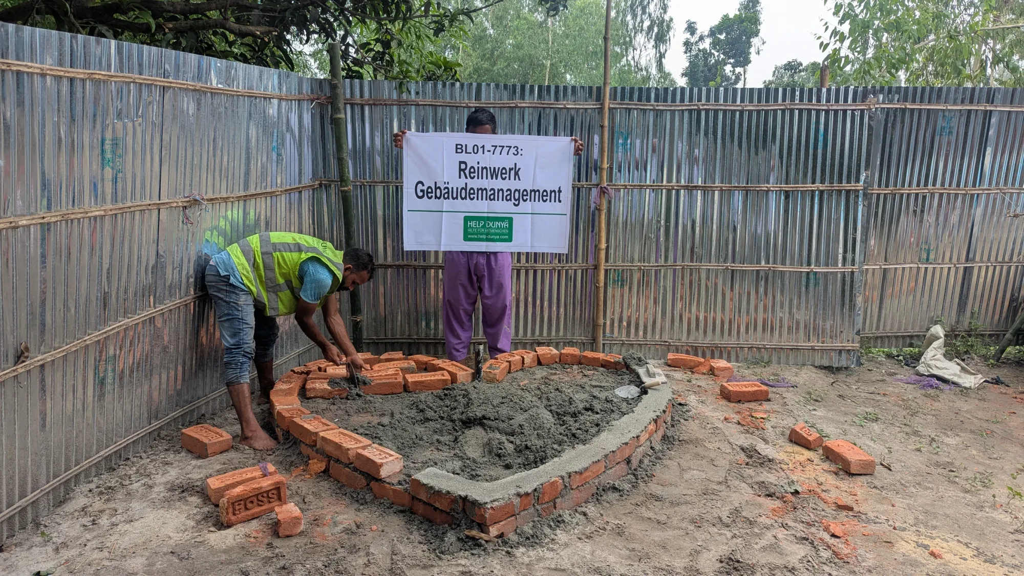 Brunnenfundament mit Reinwerk Schild in Bangladesch